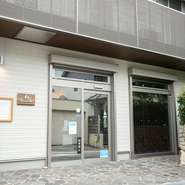 御影駅から徒歩5分、閑静な住宅街の中の3階建ビルの1階にあります。メニューは、昼夜共に『おまかせコース』のみ。カウンターが8席、テーブルが4席あり、貸切も可能です。