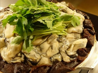 プリプリ食感がたまらない『牡蠣の土手鍋』（2日前まで要予約）