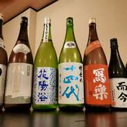 『十四代』や『花陽浴』など、有名な日本酒から知る人ぞ知る日本酒まで、いろいろなお酒が用意されています。その数約500種類。日本酒を楽しめるのはもちろん、新しい日本酒を知ることができる居酒屋です。