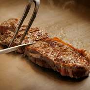 ライブキッチンで提供される人気メニューの一つ。シェフが臨場感たっぷりに焼き上げる、厳選牛ロースステーキは、ぜひ賞味いただきたい逸品です。