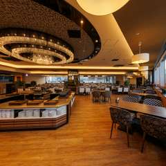 広々とした店内。大きな窓が開放感を演出