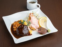 神戸牛ステーキ・ハンバーグに加えて、エビフライや特製のデミグラスオムライスなど、バラエティに富んだ洋食メニューを一度に楽しめる、盛りだくさんのプレートです。