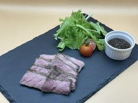 セット「1,500円」
単品「1,200円」

単品にはごはんが付きます。
セットには、単品内容に「小鉢」「漬物」「汁物」が付きます。