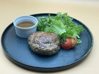 セット「1,500円」
単品「1,200円」

単品にはごはんが付きます。
セットには、単品内容に「小鉢」「漬物」「汁物」が付きます。