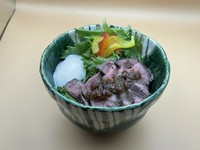 セット「1,600円」
単品「1,300円」

単品にはごはんが付きます。
セットには、単品内容に「小鉢」「漬物」「汁物」が付きます。