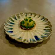 コースの前菜一皿目は、季節の食材の小さなタルトをご用意しています。