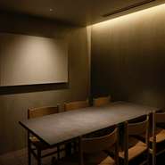 北新地駅近くにある、ふぐ料理専門店。ふぐを味わい尽くせるコース料理は、大切なもてなしの席に喜ばれます。2～6名で利用ができる個室が完備されているのもうれしいところ。親睦を深め合う一席を設けてみませんか。