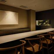 店内に足を踏み入れると、そこは静寂に包まれた美しい空間。グレー調でまとめられた上質なインテリアが、洗練された雰囲気を醸し出しています。ふぐを目の前で調理する臨場感と新鮮さを堪能できるところも魅力。