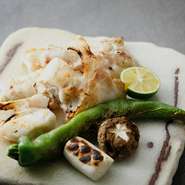 水槽からあげた新鮮なふぐの身・あら・皮などを備長炭で丁寧に焼き上げています。焼いてから提供してくれるのもうれしいところ。炭の香りと共に焼きたてを味わって。