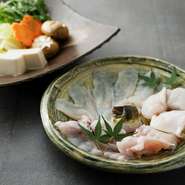 頭・中骨周り・カマ・中骨・上身など、さまざまな部位が楽しめる鍋。部位による味わいや食感の違いを満喫できます。柑橘系の香り豊かな自家製ポン酢も評判。