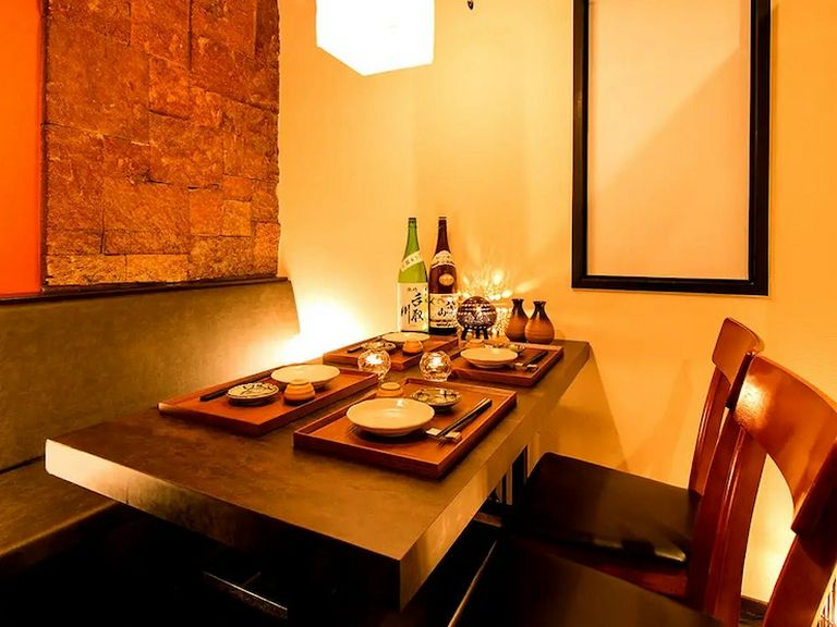 温かい雰囲気でゆっくりくつろげる店内。