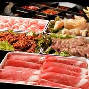 辛さの調節ができる辛口ベーススープをはじめ、6種類のスープが用意されており、ゲストの好みに合わせて選べます。薬味セットも3種類。ゲストを第一に考えたおもてなしができそうです。