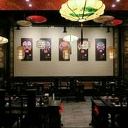 店内には中国から取り寄せたというお面や傘が飾られており、まるで中国旅行に行った気分にさせてくれます。たまにはいつもと違う雰囲気の中でのデートもいいものです。