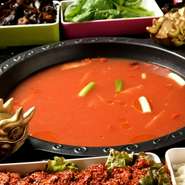 6色のベーススープ、調味料セット、バリエーション豊富な具材は、テイクアウトもOK。家族の記念日やホームパーティーに、自宅で本場四川の味わいを堪能してはいかがですか。