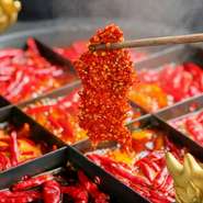 鶏ガラを長時間煮込んだ濃厚なダシと天然発酵の調味料でつくるスープを合わせたものに、四川省から取り寄せた唐辛子、花山椒、棗、クコの実などを入れた人気メニュー。複雑な味わいが食べる者を魅了してやみません。