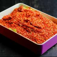 4種類の香辛料と特別な手づくりラー油、特別な一味などでコーティングした牛肉。いろいろな香辛料や漢方が使われているので、辛いだけではなく、香りも存分に楽しめます。『九宮格鍋』に入れて味わって。