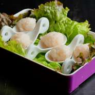 『九宮格鍋』に入れる食材の中で一番人気を誇る逸品。生の海老をすりおろし、卵白、生姜汁、ラードなどを入れてつくられており、ふわふわな食感がたまりません。