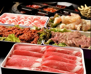 豊富な野菜・肉・海鮮・内臓など約80種類以上の具材