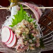 馬刺し、馬肉ユッケ、馬刺し寿司！天ぷらは旬の素材を使ったものとなります。釜飯はしっかり出汁を効かせ注文を受けてから炊き上げる逸品。ヒレ酒は普段なかなか飲まないかもしれませんが香ばしくコクのあるお酒です