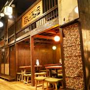 1階奥には6名様の座敷席が2つ御座いますので友人同士でのご利用にもおすすめです。ロフト席は座敷となっており他のお客様と目線なども違いますし上に御座いますのでプライベート感満載の隠れ家的なお席でおすすめ