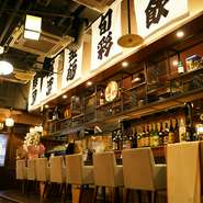 このカウンターで1人のんびり飲むも良し。友人と数人でのんびり話しながら飲むも良し店長とお酒について語り合うも良し。