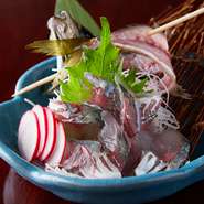 松之家では生簀で元気なアジが泳いでおります。オーダーが入ってから捌いて提供するので鮮度抜群です