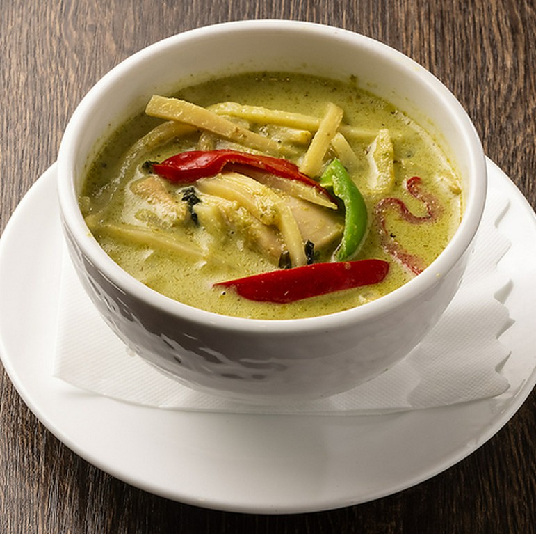 スパイシーで甘みのある『グリーンカレー』も、本場直伝の味