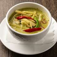 インドカレーも良いですが、【アジアティーク　さいたま新都心店】ではタイカレーも評判です。特に『グリーンカレー』が人気！ココナッツの香りが広がる、個性的なカレーです。