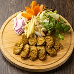 タイでは別名「サイウア」タイ北部B級グルメの聖地チェンマイの代表的ソーセージで豚肉にレモングラスなどアジア独特のハーブがたっぷり！シンハービールと一緒にいかがでしょうか？