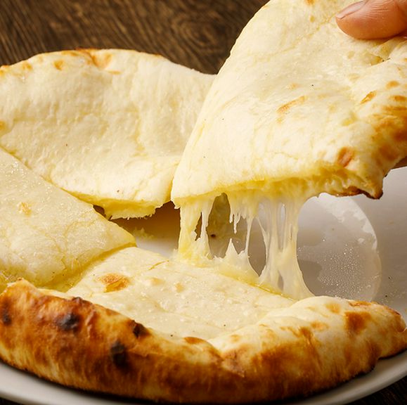 とろ〜りチーズがたまらない。バターチキンカレーとの相性は抜群『チーズナン』