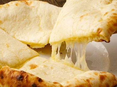 とろ～りチーズがたまらない。バターチキンカレーとの相性は抜群『チーズナン』
