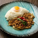 タイのメジャー料理の一つ。タイ料理の中の人気NO.1『鶏肉のバジル炒めご飯』