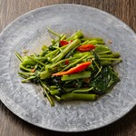 タイでは別名「パッタブーンファイデーン」タイ料理の定番空心菜炒め。ファイデーンとは赤い炎が立ち昇る様子を表しています。