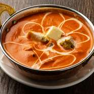 とろっとクリーミーで辛過ぎないしかも鶏肉ホロホロ。インドカレーを代表するカレーです！定番のカレーをぜひご賞味ください。