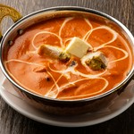 とろっとクリーミーで辛過ぎないしかも鶏肉ホロホロ。インドカレーを代表するカレーです！定番のカレーをぜひご賞味ください。
