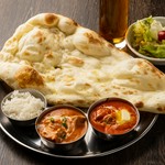 日替わりカレー、カレー1種、チーズナン、サラダ、ドリンク付き