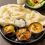 カレー2種、ナン、サラダ、BBQ、ドリンク付き