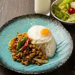 サラダ、ドリンク付き