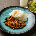 ライス、サラダ、ドリンク付き