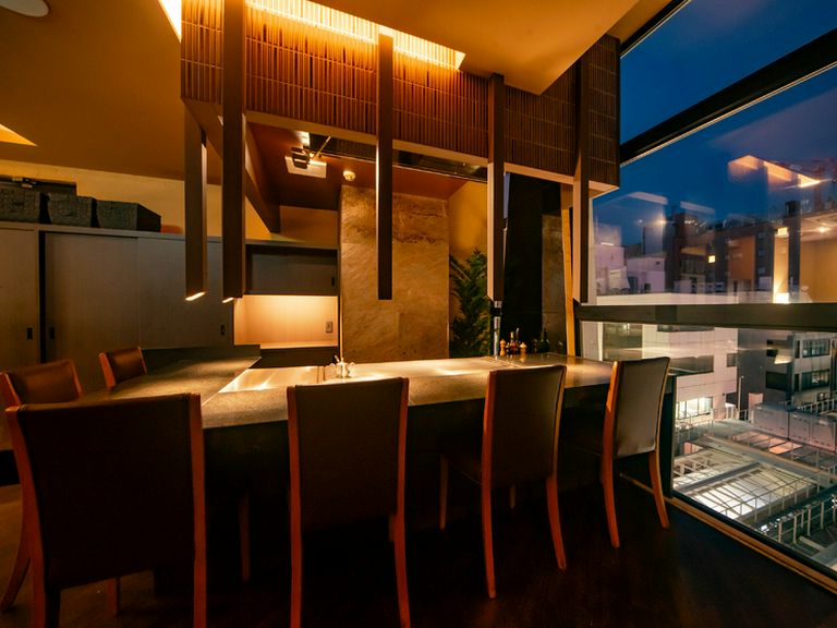 間接照明がシックな雰囲気を醸し出し、JAZZの流れる大人の空間