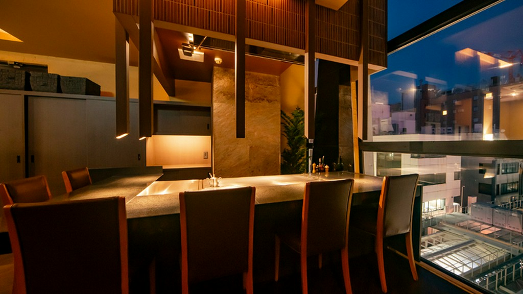 間接照明がシックな雰囲気を醸し出し、JAZZの流れる大人の空間