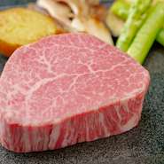 道内産、そしてA4ランクにこだわり買い付けされています。中でもフィレは特にやわらかく、濃厚な旨みを感じられる部位。味付けも塩・胡椒のみでシンプルに行い、素材本来の魅力を引き出します。