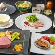 選りすぐりの北海道産黒毛和牛と、新鮮な魚介を味わえる充実のコース。『コースB』では活鮑も加わり、よりいっそう豪華なメニューとなっています。前菜やスープ、ガーリックライス、デザートの全8品。