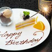 クーポンを利用すれば、素敵なデザートプレートをプレゼントしてもらえます。花火とメッセージを添えた特別な一皿。誕生日や結婚記念日など、ハレの日を盛り上げてくれることでしょう。