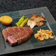 A4ランクの黒毛和牛は、赤身とサシのバランスに優れています。濃厚な旨みを凝縮するように、絶妙な火入れ加減で焼き上げるフィレ肉は絶品。味付けも塩・胡椒でシンプルに調えられており、肉の良さが際立ちます。