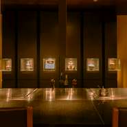 炎を上げながら焼き上がっていく様子は、ステージを観ているようなライブ感に包まれます。調理が進む工程を眺められる、すべてのカウンターが特等席。五感を刺激する音・香りが臨場感を高めてくれます。