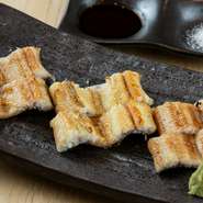 「白焼きに始まり白焼きに終わる」と言われるほど鰻好きなら是が非でも食したい一皿。鰻本来の旨みや香りが実直に感じられます。味付けは素材の旨みが際立つわさび醤油や塩で。『蒲焼き』の食べ比べもオススメです。