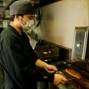 多い時には、ブランド鰻を含む5種類もの鰻を焼き上げるそうです。そこで武器になっているのが日本料理で磨き上げてきた技術と料理センス。それぞれに異なる火入れのタイミングを見極め、完成させています。