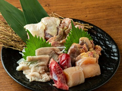 産地直送なので鮮度抜群。おすすめの部位を6種2貫ずつ盛り合わせた人気メニュー『数量限定　地頭鶏盛り』