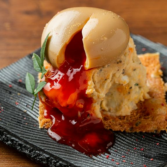 焼鳥に負けず劣らず。新鮮鶏専門店だからこそできる、店長イチオシメニュー『とろ〜り卵の燻製ポテサラ』